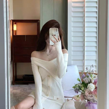 Елегантна плетена рокля-суитер с акцент върху талията, дълги ръкави, едноредова яка, средна талия, полиестер 30–50% (есен 2025)