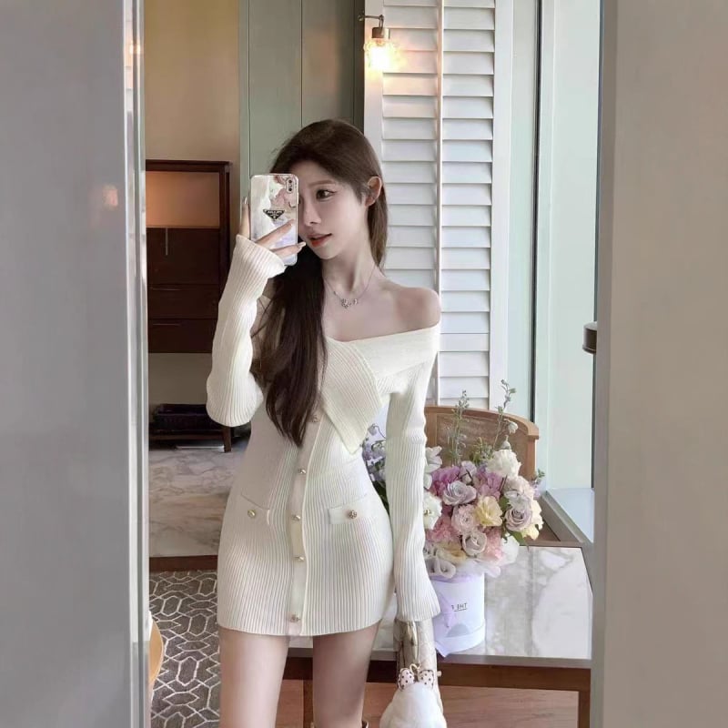 Елегантна плетена рокля-суитер с акцент върху талията, дълги ръкави, едноредова яка, средна талия, полиестер 30–50% (есен 2025)