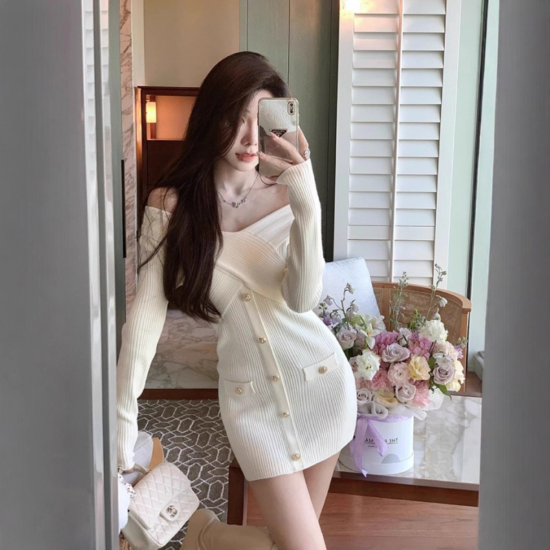 Елегантна плетена рокля-суитер с акцент върху талията, дълги ръкави, едноредова яка, средна талия, полиестер 30–50% (есен 2025)