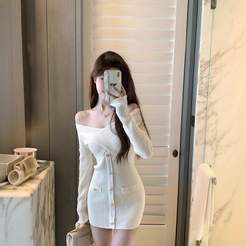 Елегантна плетена рокля-суитер с акцент върху талията, дълги ръкави, едноредова яка, средна талия, полиестер 30–50% (есен 2025)