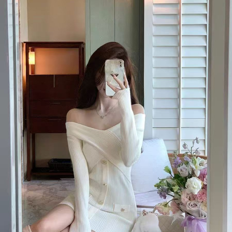 Елегантна плетена рокля-суитер с акцент върху талията, дълги ръкави, едноредова яка, средна талия, полиестер 30–50% (есен 2025)