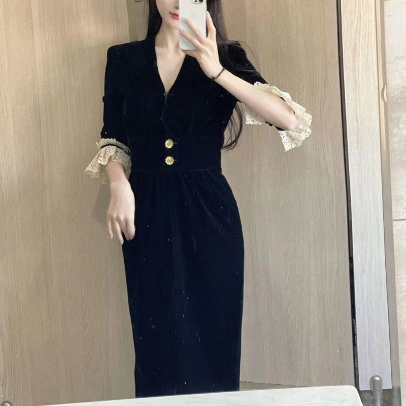 Baršunasta haljina u Hepburn stilu, A-linija, visok struk, V-dekolte, zvonasti rukavi.