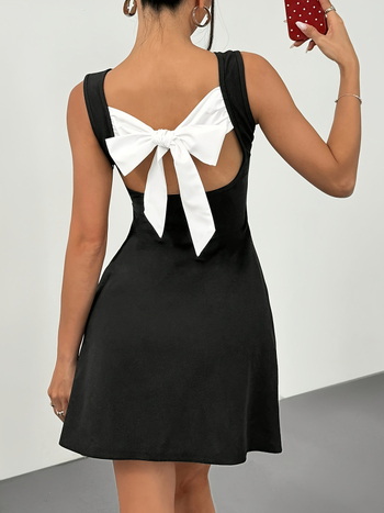 Haljina od poliestera, visokim strukom, trakama s mašnicom, bez rukava, kvadratni ovratnik, kratka duljina s prorezom