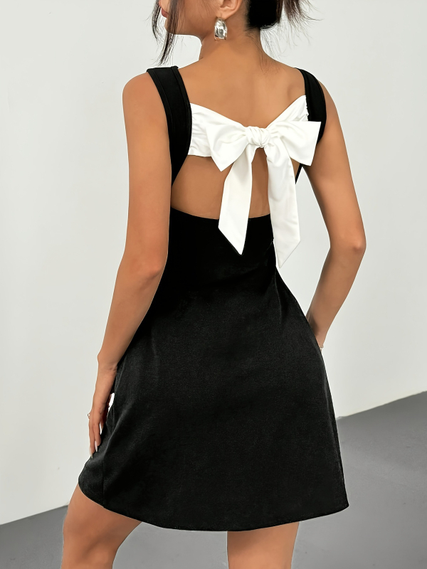 Haljina od poliestera, visokim strukom, trakama s mašnicom, bez rukava, kvadratni ovratnik, kratka duljina s prorezom