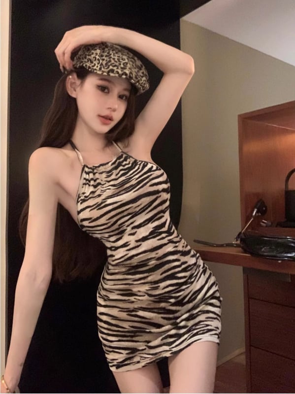 Ženska mini haljina s halterom, zebra i leopard print, plisirana, otvorena leđa, uski struk
