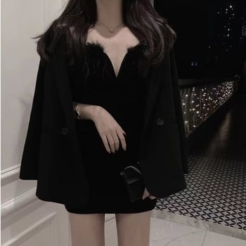 Mala crna haljina s V-izrezom, naramenice, ukras s perjem, tijesni kroj bodycon, poliester