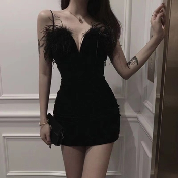 Mala crna haljina s V-izrezom, naramenice, ukras s perjem, tijesni kroj bodycon, poliester