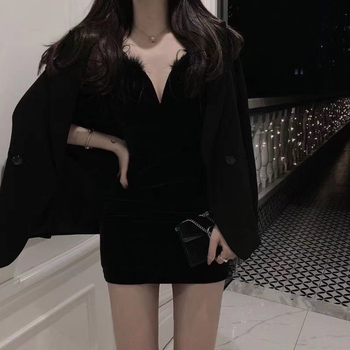 Mala crna haljina s V-izrezom, naramenice, ukras s perjem, tijesni kroj bodycon, poliester