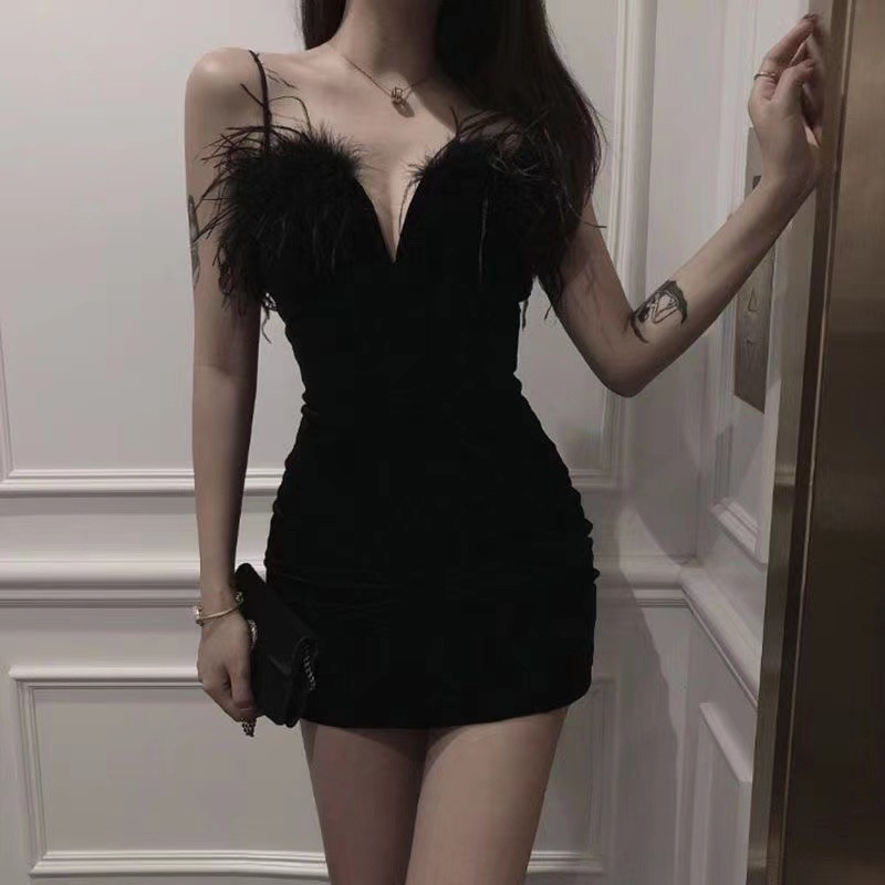 Mala crna haljina s V-izrezom, naramenice, ukras s perjem, tijesni kroj bodycon, poliester