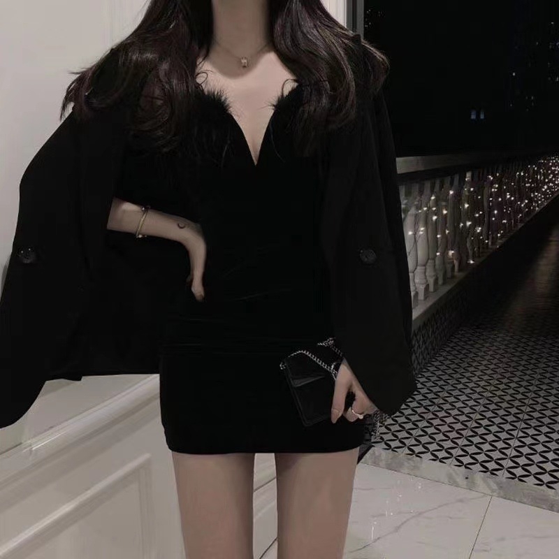 Mala crna haljina s V-izrezom, naramenice, ukras s perjem, tijesni kroj bodycon, poliester