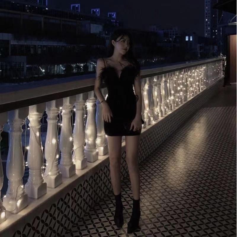 Mala crna haljina s V-izrezom, naramenice, ukras s perjem, tijesni kroj bodycon, poliester