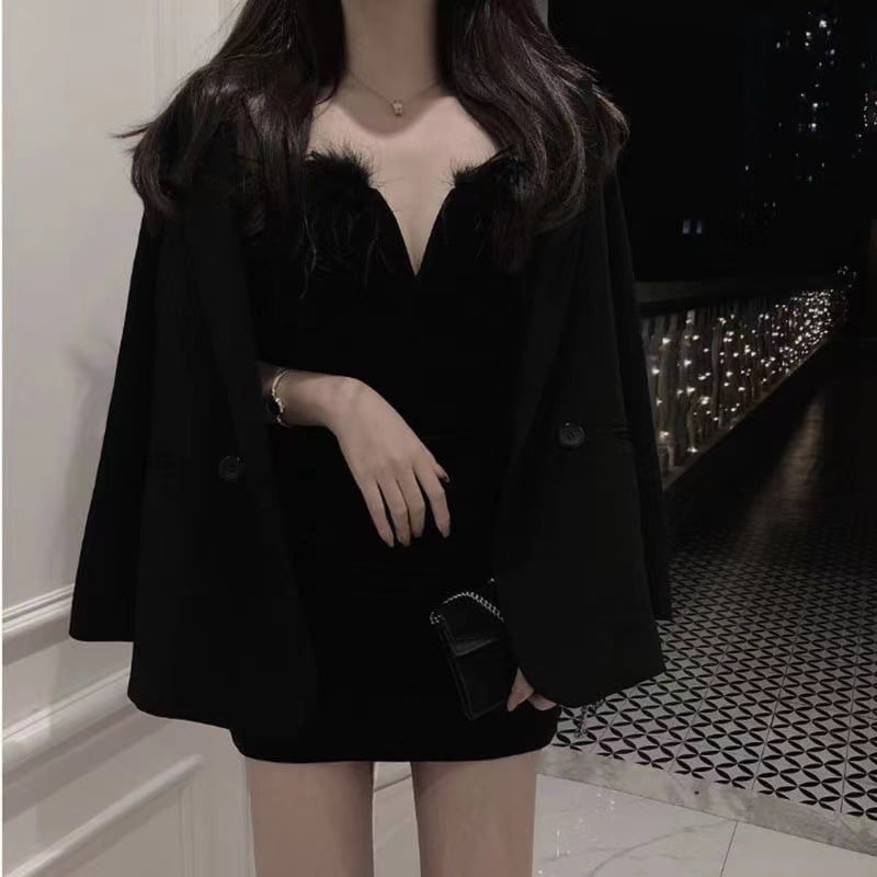 Mala crna haljina s V-izrezom, naramenice, ukras s perjem, tijesni kroj bodycon, poliester