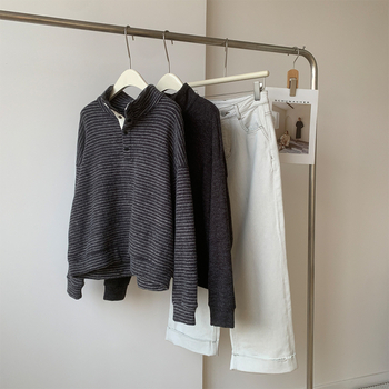 Női pulóver csíkos mintával és álló gallérral, lazán szabott