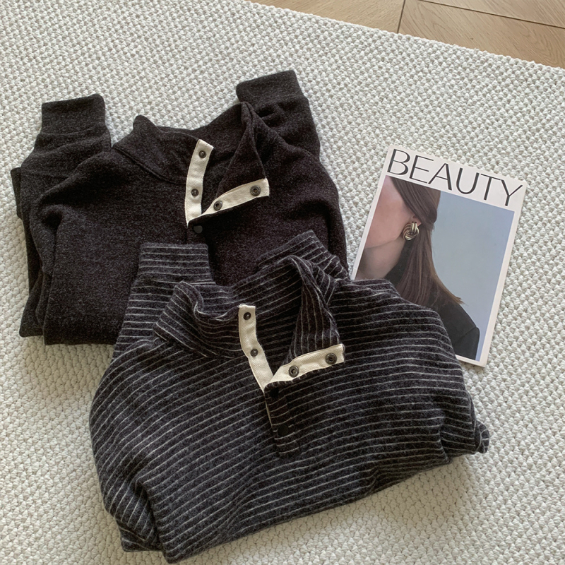 Női pulóver csíkos mintával és álló gallérral, lazán szabott