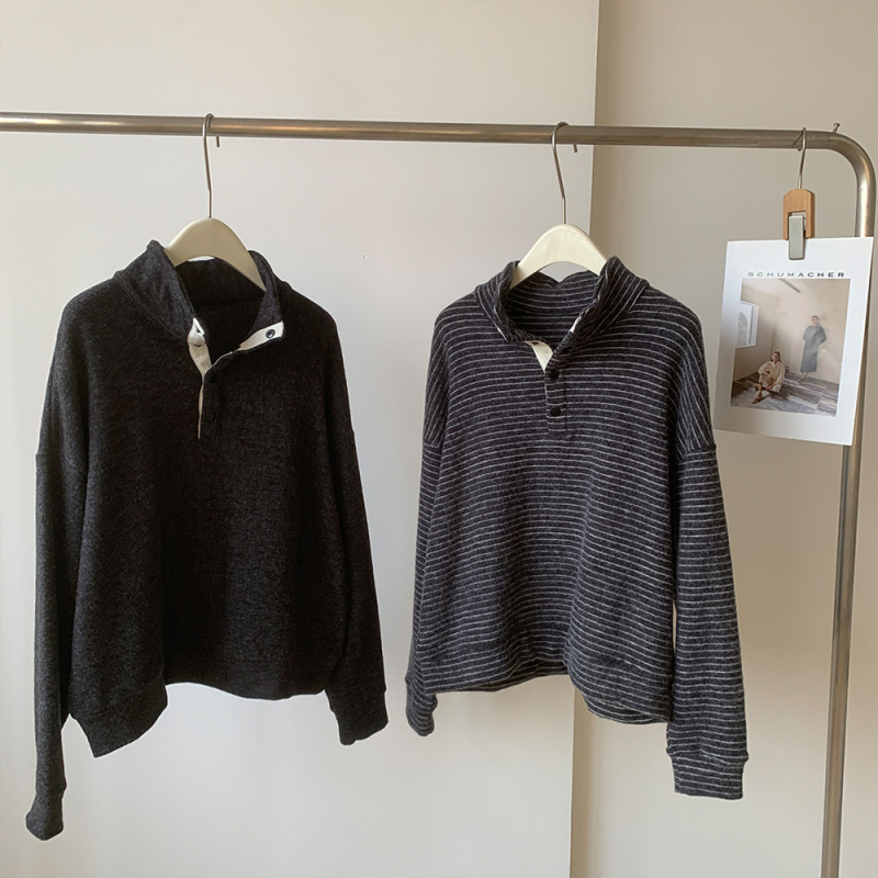 Női pulóver csíkos mintával és álló gallérral, lazán szabott