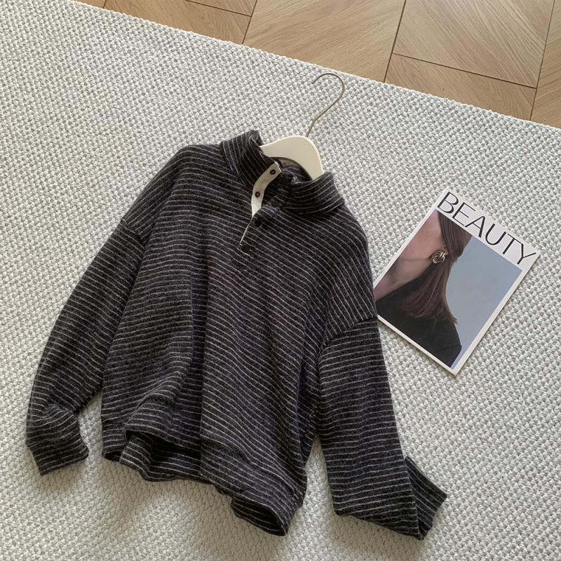 Női pulóver csíkos mintával és álló gallérral, lazán szabott