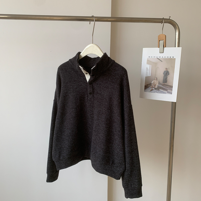 Női pulóver csíkos mintával és álló gallérral, lazán szabott