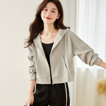 Gyapjú-poliészter keverék pulóver ribkötés, V-nyakú, laza fazon, hosszú ujjú, normál hossz 50–65 cm.