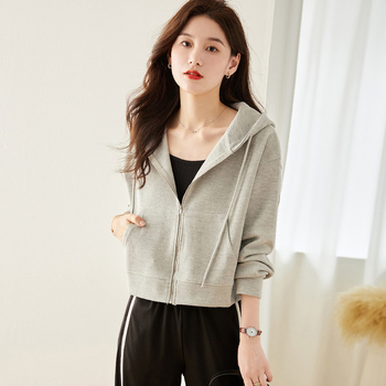 Gyapjú-poliészter keverék pulóver ribkötés, V-nyakú, laza fazon, hosszú ujjú, normál hossz 50–65 cm.