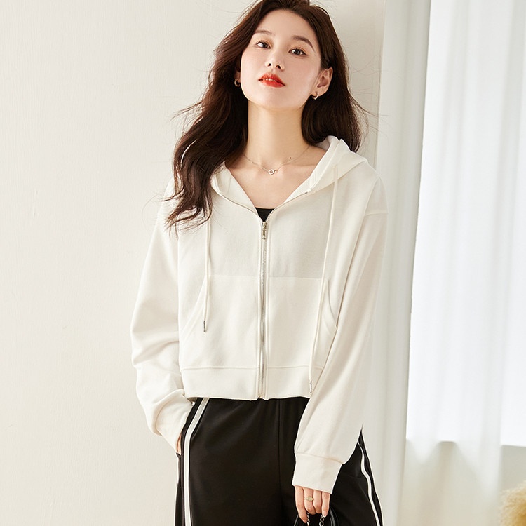 Gyapjú-poliészter keverék pulóver ribkötés, V-nyakú, laza fazon, hosszú ujjú, normál hossz 50–65 cm.