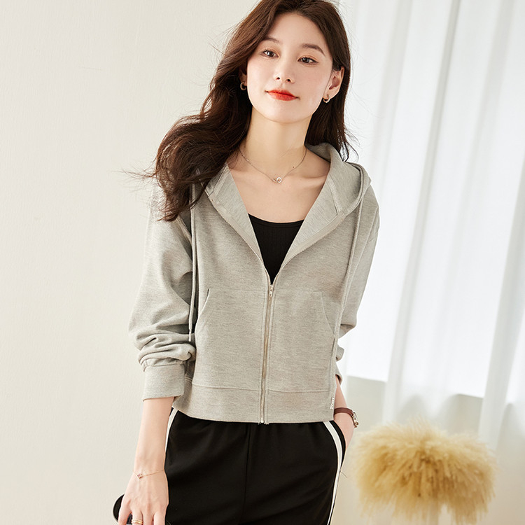 Gyapjú-poliészter keverék pulóver ribkötés, V-nyakú, laza fazon, hosszú ujjú, normál hossz 50–65 cm.