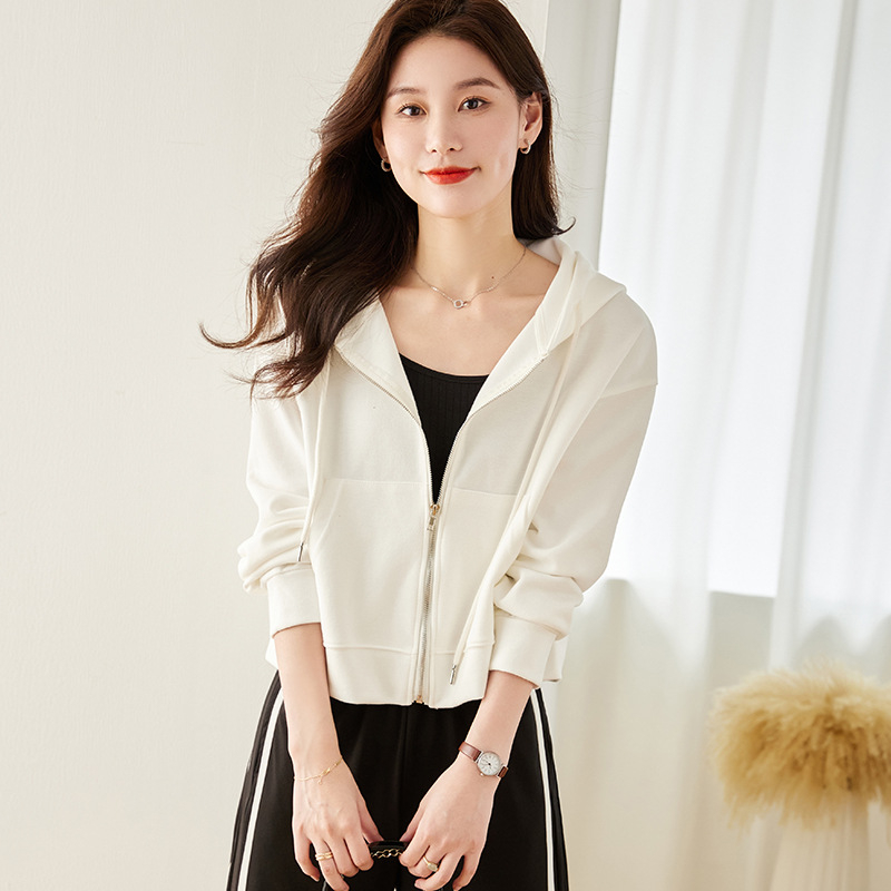 Gyapjú-poliészter keverék pulóver ribkötés, V-nyakú, laza fazon, hosszú ujjú, normál hossz 50–65 cm.