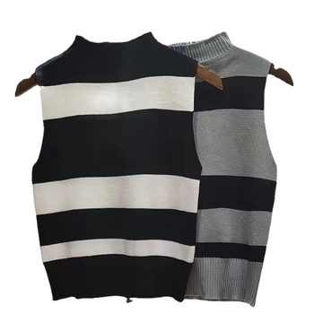 Pletený bezrukový top s pruhovaným vzorom, kruhový výstrih, krátka dĺžka, zmes polyester/bavlna/viskóza