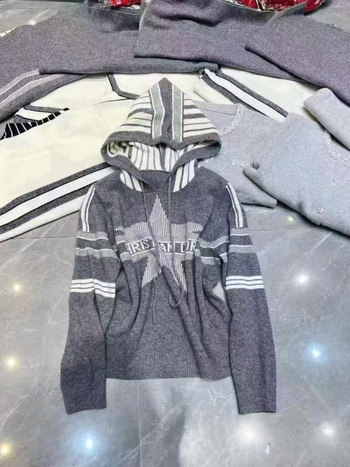 Kapucnis akril kötött pulóver jacquard csillag mintával, közepes vastagságú, hosszú ujjú, szabályos szabás