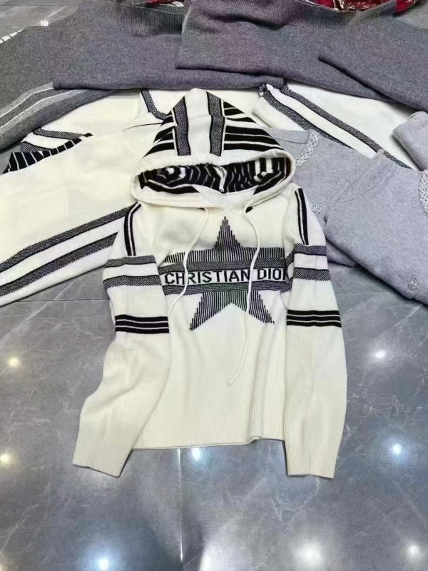 Kapucnis akril kötött pulóver jacquard csillag mintával, közepes vastagságú, hosszú ujjú, szabályos szabás