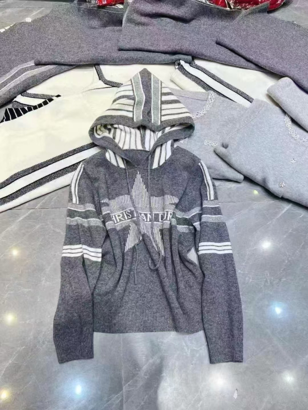 Kapucnis akril kötött pulóver jacquard csillag mintával, közepes vastagságú, hosszú ujjú, szabályos szabás