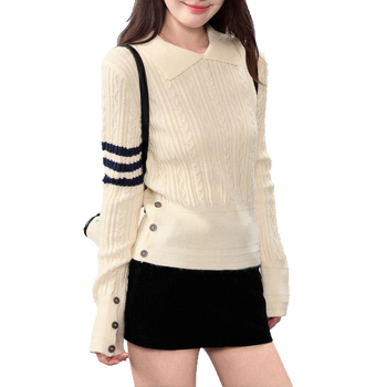 Gyapjúkeverékes pulóver polo gallérral, kábelkötéses textúrával, hosszú ujjú