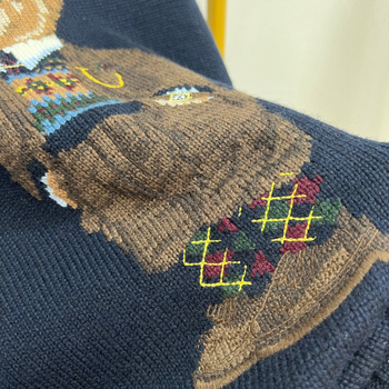 Ženski vuneni džemper s izvezenim likom crtani medvjedić, okrugli izrez, debelo pletenje, dugi rukavi