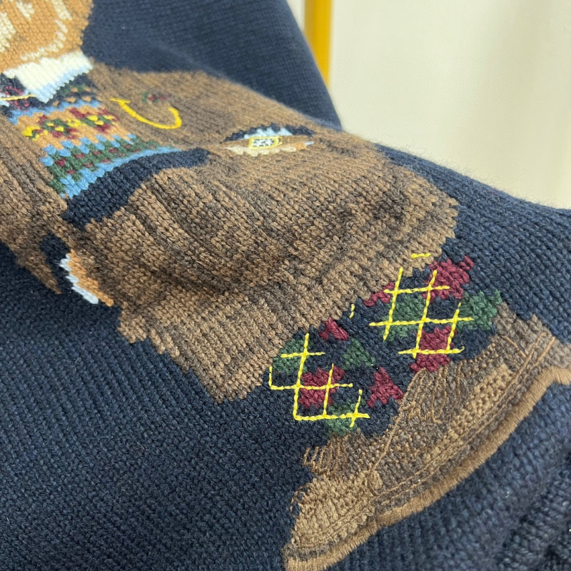 Ženski vuneni džemper s izvezenim likom crtani medvjedić, okrugli izrez, debelo pletenje, dugi rukavi