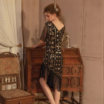 Gatsby stilā kleita ar pailletēm un bojtām, bez piedurknēm, vidēja garuma, apaļš kakla izgriezums, poliesters (>95%)