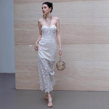 Rochie din dantelă fără bretele, talie înaltă, croială A-line, lungă, vară 2025