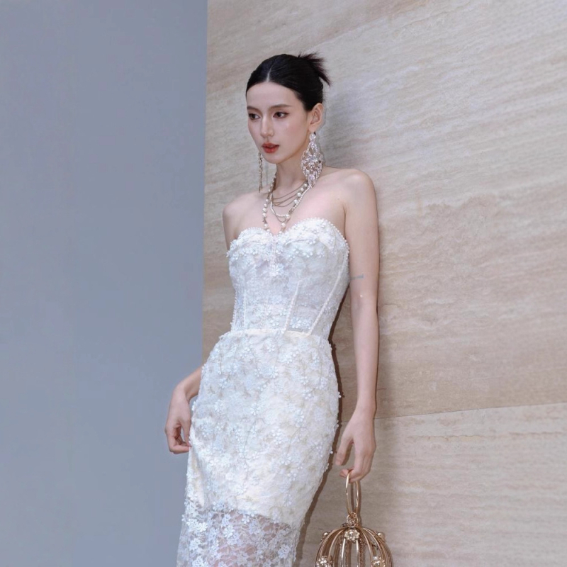 Rochie din dantelă fără bretele, talie înaltă, croială A-line, lungă, vară 2025