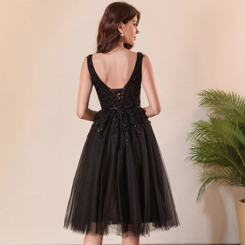 Eleganta vakara kleita ar ziedu izšuvumu un poliestera audumu, bez piedurknēm, kvadrātveidīgs kakla izgriezums, pūsta svārka