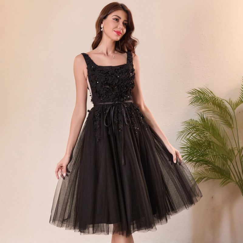 Eleganta vakara kleita ar ziedu izšuvumu un poliestera audumu, bez piedurknēm, kvadrātveidīgs kakla izgriezums, pūsta svārka