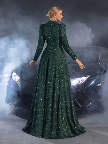 Elegáns poliészter estélyi ruha magas derekú, hosszú ujjú, álló gallérral és hosszú szoknyával.