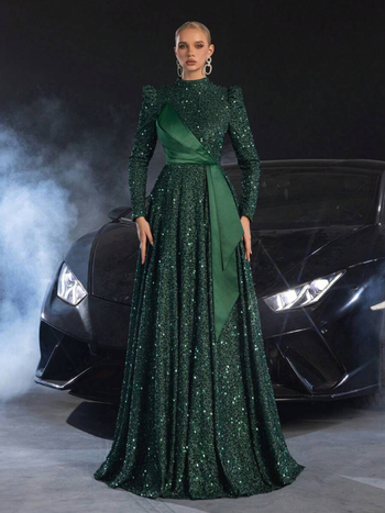 Elegáns poliészter estélyi ruha magas derekú, hosszú ujjú, álló gallérral és hosszú szoknyával.