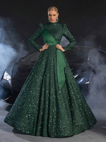 Elegáns poliészter estélyi ruha magas derekú, hosszú ujjú, álló gallérral és hosszú szoknyával.