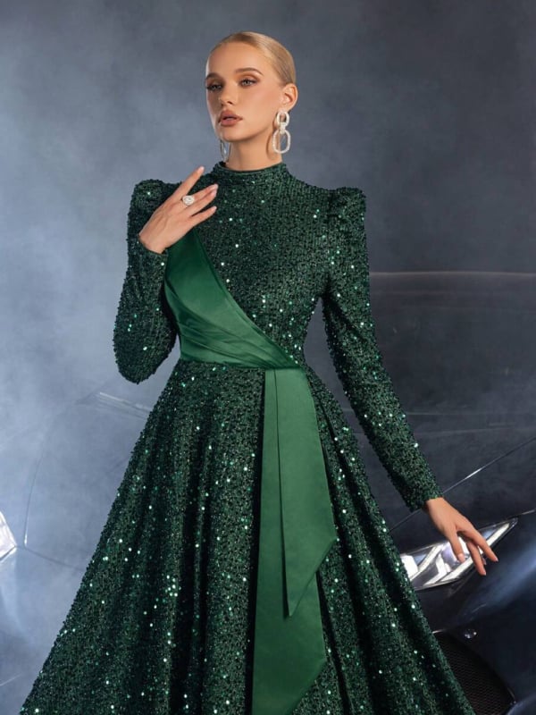 Elegáns poliészter estélyi ruha magas derekú, hosszú ujjú, álló gallérral és hosszú szoknyával.