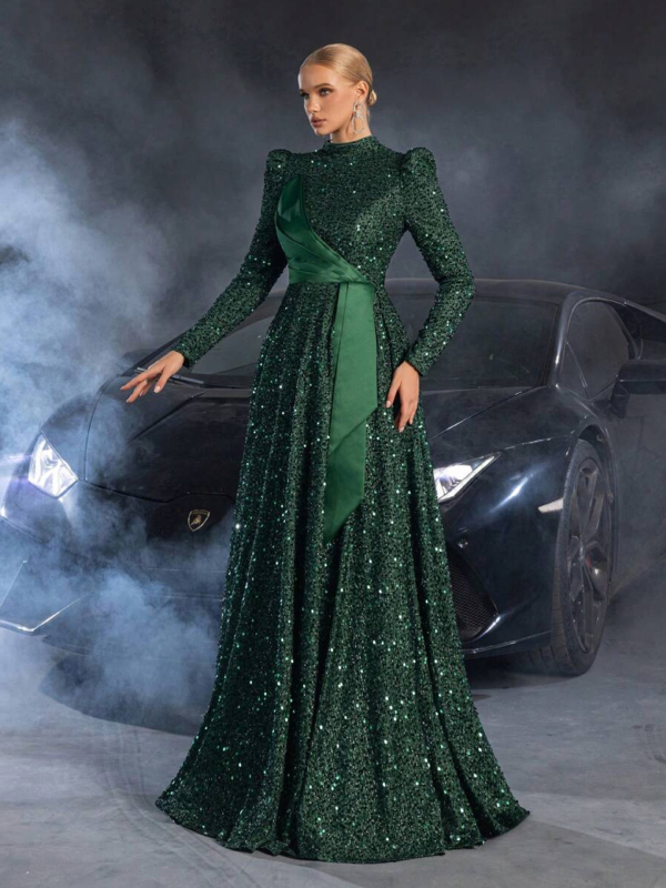 Elegáns poliészter estélyi ruha magas derekú, hosszú ujjú, álló gallérral és hosszú szoknyával.