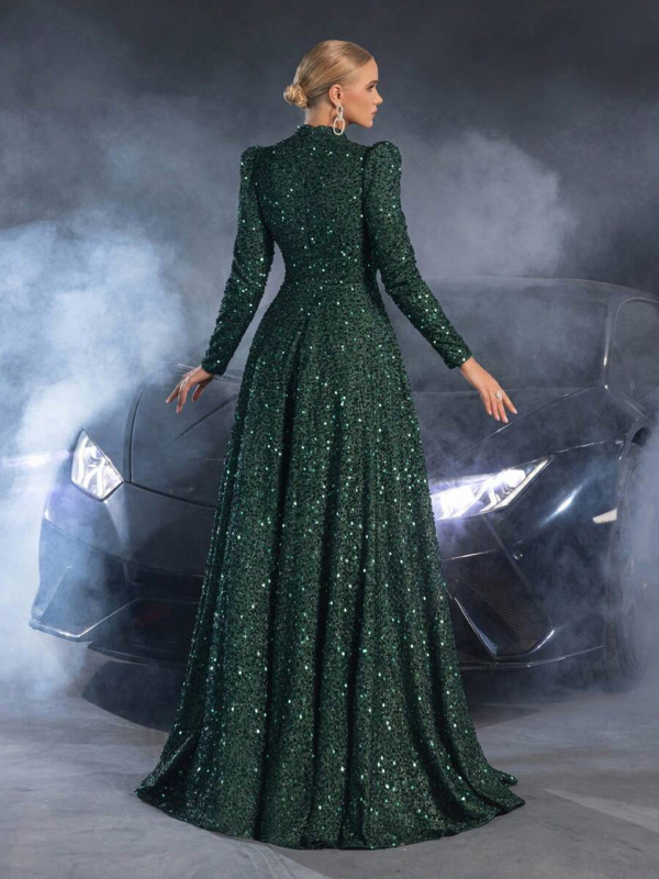 Elegáns poliészter estélyi ruha magas derekú, hosszú ujjú, álló gallérral és hosszú szoknyával.