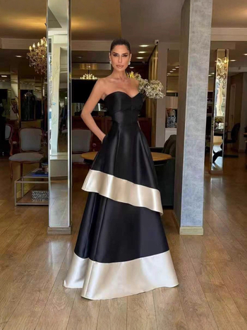 Satin panelēta kleita bez piedurknēm, midi garums, špageti siksnas, vidējā jostas vieta, kvadrātveida kakls