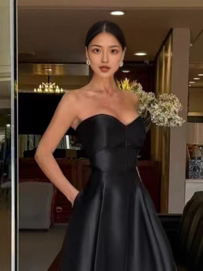 Satin panelēta kleita bez piedurknēm, midi garums, špageti siksnas, vidējā jostas vieta, kvadrātveida kakls