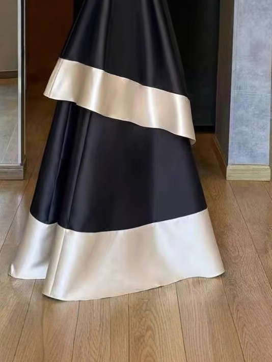 Satin panelēta kleita bez piedurknēm, midi garums, špageti siksnas, vidējā jostas vieta, kvadrātveida kakls