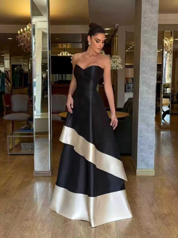 Satin panelēta kleita bez piedurknēm, midi garums, špageti siksnas, vidējā jostas vieta, kvadrātveida kakls