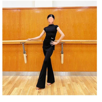 Női latin tánc két részes öltözet rövid ujjú felsővel és enyhén bővülő nadrággal, bambusz szénszálas anyagból, bambuszrostból készült, két darabos dizájn, Latin/Standard edzésekhez