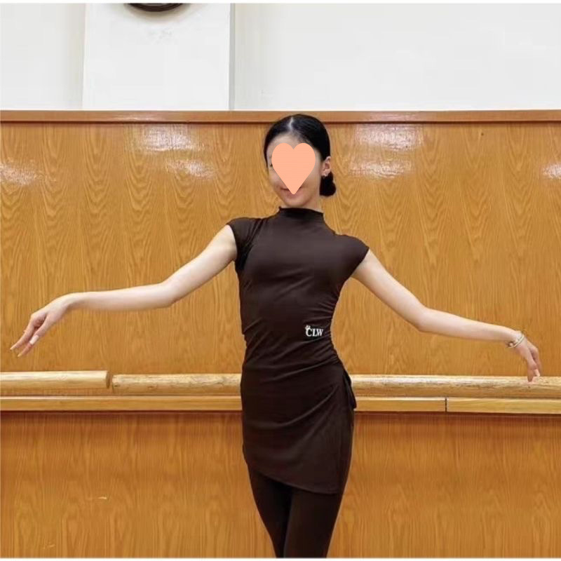 Női latin tánc két részes öltözet rövid ujjú felsővel és enyhén bővülő nadrággal, bambusz szénszálas anyagból, bambuszrostból készült, két darabos dizájn, Latin/Standard edzésekhez